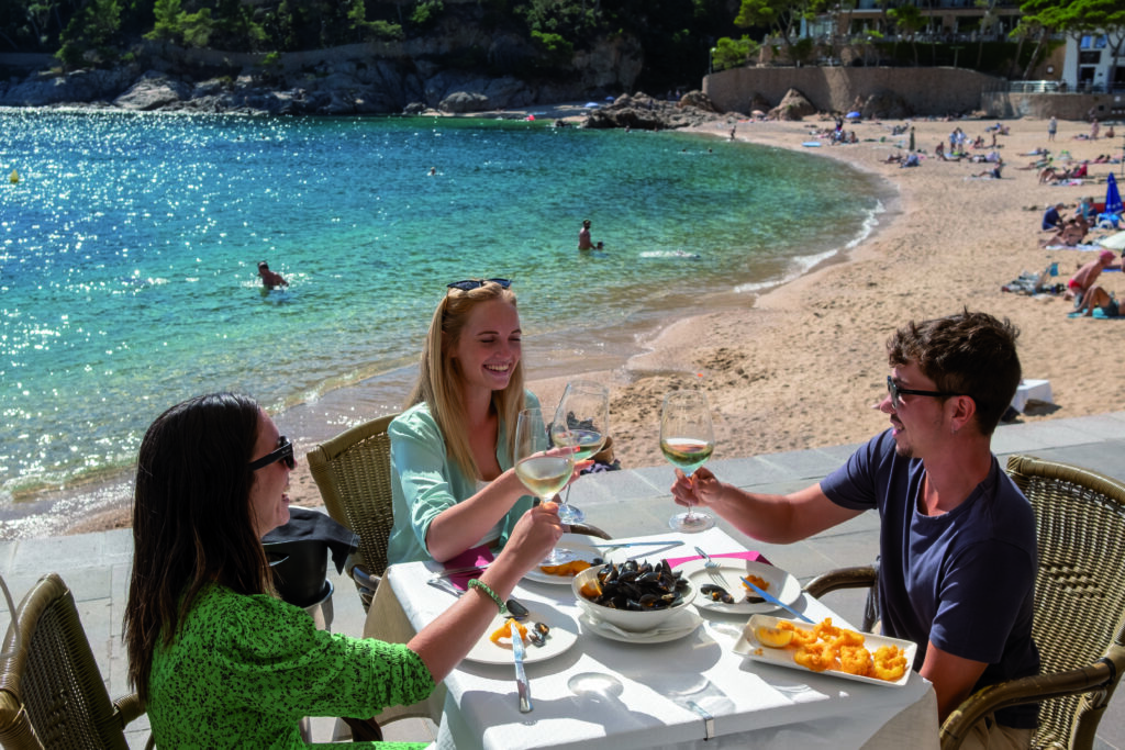 Amics dinant en un restaurant a Palafrugell