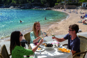 Amics dinant en un restaurant a Palafrugell